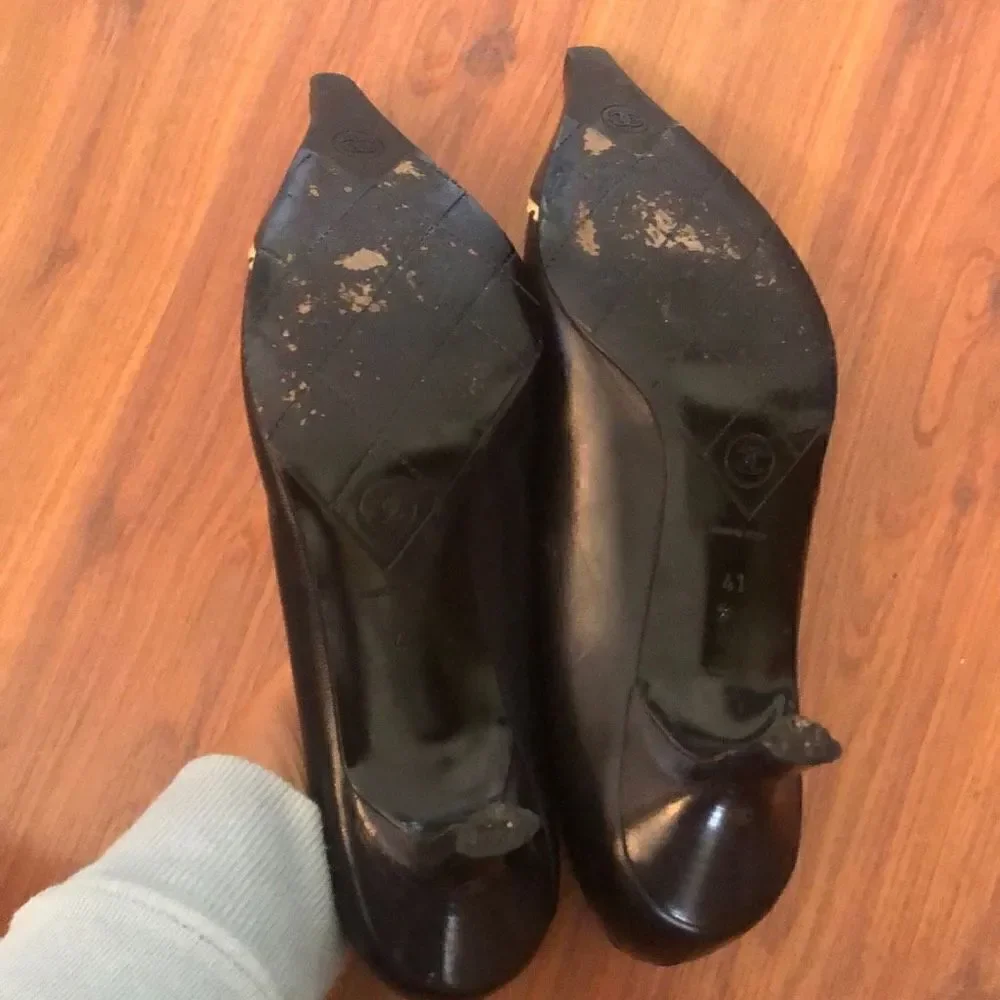 CHANEL Black and beige, low pumps pointy toe size 41